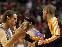 Steve Nash (druh zleva) a Leandro Barbosa z Phoenixu Suns si gratuluj k postupu do druhho kola play-off