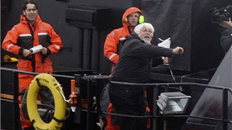 Aktivisté ze Sea Shepherd Conservation Society blokují japonskou velrybáskou lo (9. února 2011).