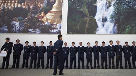 EXPO 2010: Japonská strá v popedí pavilonu Laosu