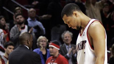 Brandon Roy z Portlandu Trail Blazers odchází zklaman z palubovky. Jeho tým vypadl z play-off po utkání s Phoenixem Suns