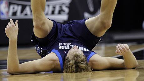 Dirk Nowitzki z Dallasu Mavericks padá na palubovku poté, co byl zblokován v duelu se San Antoniem Spurs