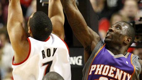 Jason Richardson (vpravo) z Phoenixu Suns fauluje Brandona Roye z Portlandu Trail Blazers