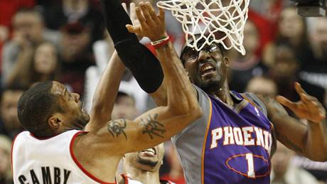 Amar´e Stoudemire z Phoenixu Suns smeuje do koe pes Marcuse Cambyho z Portlandu Trail Blazers