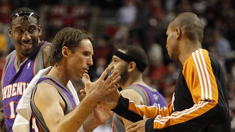 Steve Nash (druhý zleva) a Leandro Barbosa z Phoenixu Suns si gratulují k postupu do druhého kola play-off