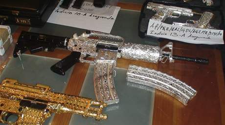 Mexická policie zabavila narkobaronovi pistole vykládané zlatem a diamanty (4. kvtna 2010)