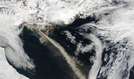 Islandská sopka Eyjafjallajökull chrlí sloup sopeného popela a dýmu. (9. kvtna 2010)