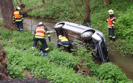 Hasii vytahovali havarované auto z potoka