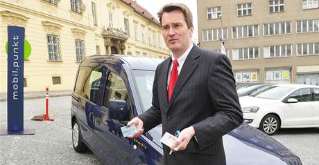 Michael Fromming pedstavuje systém car-sharingu ped Novou radnicí v Brn.
