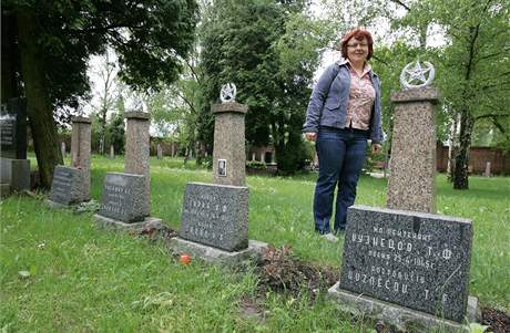 Kateřina Kurdíková na hřbitově v Rohatci u hrobů obětem fašismu.