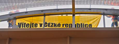 Ekologit aktivist Greenpeace protestovali na stee vldy. Na transparentu stlo: Vtejte v EZk republice.