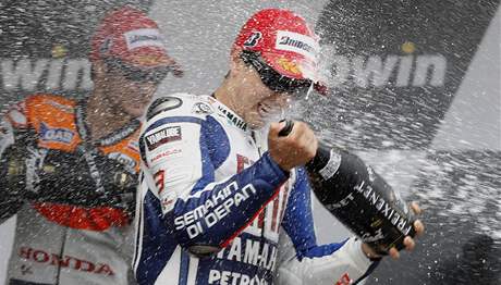 TRADIN RITUL. Jorge Lorenzo krop ampaskm okol po vhe ve Velk cen ve panlskm Jerezu.