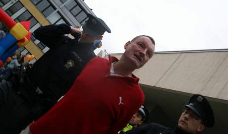 Policie odvádí 48letého muže, který dal na mítinku ČSSD v Brně pěstí Bohuslavu Sobotkovi. 