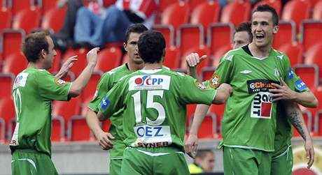 Jablonetí fotbalisté se radují z gólu, který vstelil Tomá Pekhart (vpravo)