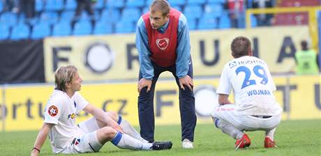 Ostravtí fotbalisté Tomá Miola (vlevo) a Petr Wojnar (vpravo) jsou zklamaní poté, co inkasovali gól v poslední minut