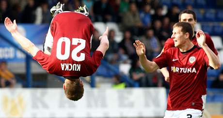 Sparanský záloník Juraj Kucka (vlevo) oslavuje svj gól saltem. Vpravo mu gratulují Manuel Pami a Kamil Vacek