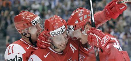 Dántí hokejisté oslavují jednu z branek v síti Fin.