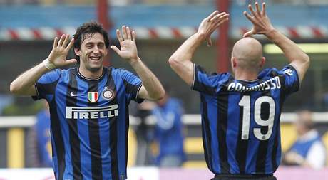 Diego Milito, útoník Interu Milán (vlevo), se ze svého gólu raduje s Estebanem Cambiassem