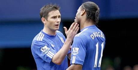 Frank Lampard (vlevo) a Dider Drogba poté, co útoník promnil pokutový kop