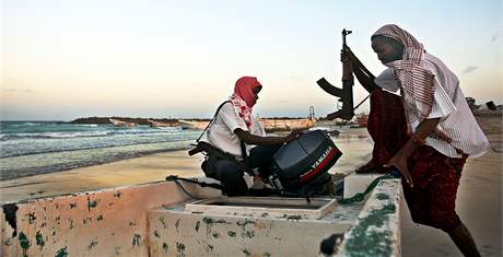 Somáltí piráti poblí pístavu Harardhere (4. ledna 2010)
