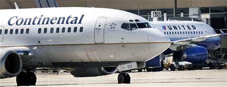 Letadla spoleností Continental a United Airlines na letiti Houstonu v USA. (2. kvtna 2010)