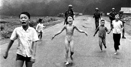 Jeden z nejslavnjích snímk z vietnamské války zachycuje zdené dti pi...