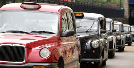 Tradiní londýnské taxíky by mohly zaít jezdit i v esku. Ilustraní foto