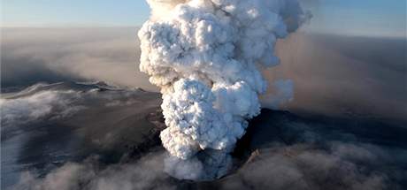 Erupce sopky Eyjafjallajökull loni na jae zcela paralyzovala leteckou dopravu nad Evropou.