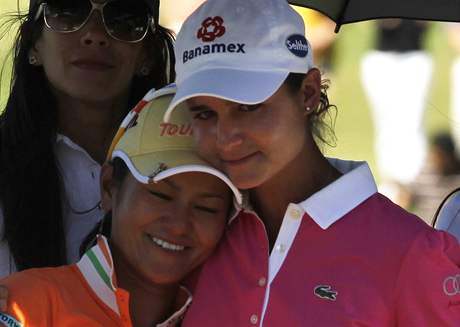 Lorena Ochoaov s Ai Mijazatovou pi svm louen na Tres Marias Championship 2010.