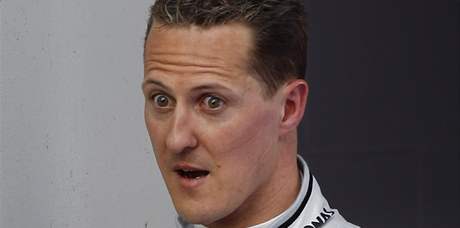 NEVIÁTKO. Michael Schumacher se nejprve hájil, e v Maarsku nechal Barichellovi dost místa. A den po incidentu se omluvil.