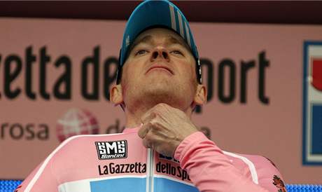 Bradley Wiggins obléká rový trikot pro lídra závodu Giro d´Italia.