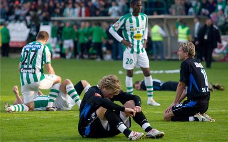 Kladentí fotbalisté (v tmavém) poté, co loni sestoupili z ligy. A vypadá to, e bude jet h...