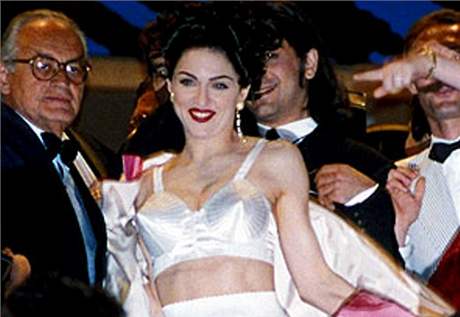 V roce 1991 objídla Madonna festivaly jako hereka a zpvaka (snímek je z Cannes). asy se vak mní, stejn jako její kariéra.