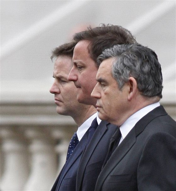 Lídi britských stran pi oslavách konce II. svtové války. Zleva: Nick Clegg, David Cameron a Gordon Brown (8. kvtna 2010)