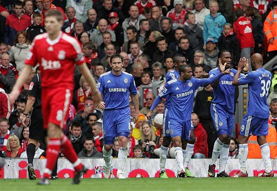 DOBRÁ PRÁCE. Fotbalisté Chelsea se radují z gólu v utkání proti Liverpoolu, v popedí je liverpoolský kapitán Gerrard, který na nj nahrál.