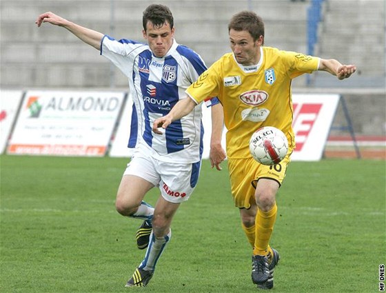 REMÍZA. Nerozhodn skonil souboj fotbalist Ústí nad Labem (ve lutém) a Vlaimí.