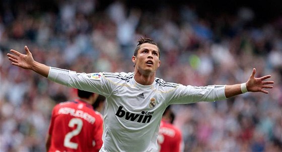 Cristiano Ronaldo z Realu Madrid slaví gól, který vstelil Osasun.