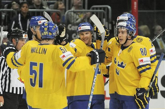 ŠVÉDSKÁ RADOST. Hokejisté Švédska se radují po gólu do norské sítě.