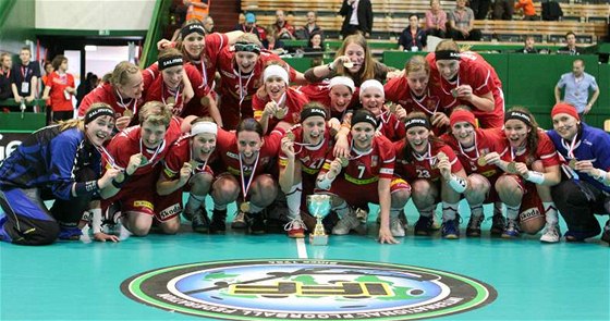 eské juniorské florbalistky se radují z bronzových medailí na MS v Olomouci 2010