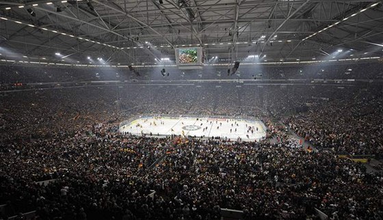 Zaplnné tribuny fotbalového stadionu Schalke 04, kde se hrál úvodní zápas hokejového MS 2010