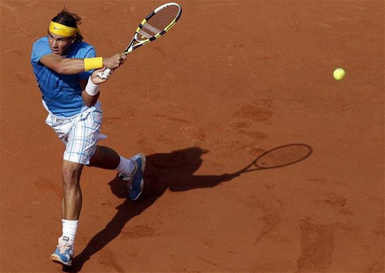 panlský tenista Rafael Nadal returnuje v zápase s Lotyem Gulbisem na Turnaji Masters v ím.