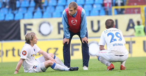 Ostravtí fotbalisté Tomá Miola (vlevo) a Petr Wojnar (vpravo) jsou zklamaní poté, co inkasovali gól v poslední minut