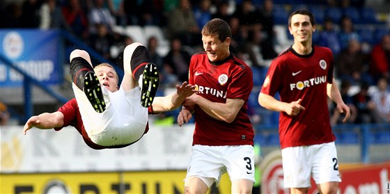 Sparanský záloník Juraj Kucka (vlevo) oslavuje svj gól saltem. Gratulují mu Manuel Pami a Kamil Vacek