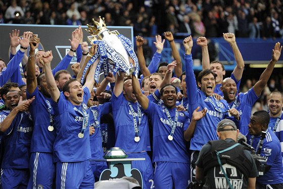 TYLETÁ ABSTINENCE. Naposledy se hrái Chelsea radovali z titulu v roce 2006, od té doby vládl Manchester. Po tyech letech tak na Stamford Bridge opt vypukly oslavy.