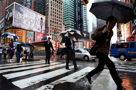 Times Square v pondlí 3. kvtna 2010. Pestoe tam policisté nali o víkendu vz s výbuninou, ivot vypadal o dva dny pozdji v srdci Manhattanu normáln.