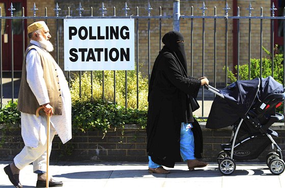 Parlamentní volby v Británii. Na snímku Londýané ped volební místností na východ britské metropole (6. kvtna 2010)