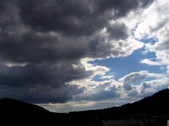 Po obloze se budou honit mraky rzné hustoty a asto z nich zaprí. Ilustraní foto