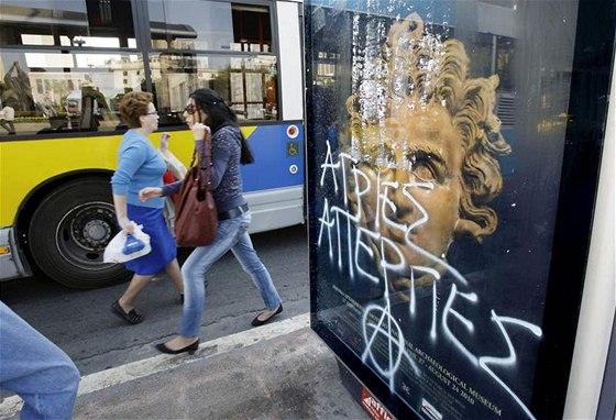 Nápis " Divoký úder" na plakátu s portrétem Alexandra Velikého v centru Athén. (3. kvtna 2010)