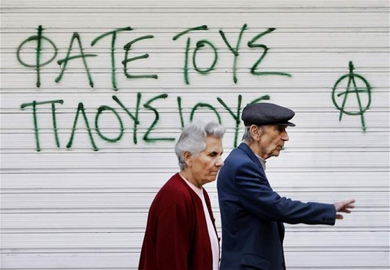 "Snzte bohaté" zní nápis na vratech domu v centru Athén. (3. kvtna 2010)