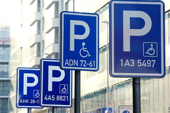 Příbuzní invalidů mnohdy zneužívají vyhrazená parkovací místa. Ilustrační snímek