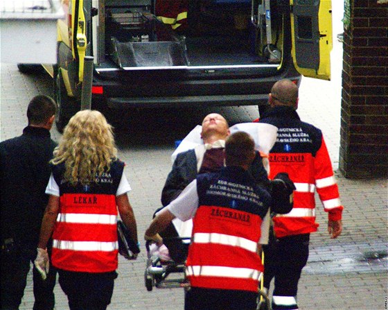 Zdravotníci odváží Bohuslava Sobotku zraněného po útoku na mítinku v Brně. (5. května 2010)
